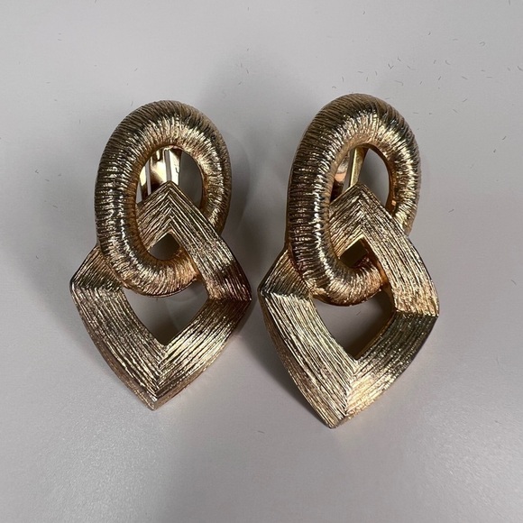 M J Ent signed 1980s Vintage goldtone chunky clip on earrings - Picture 2 of 5